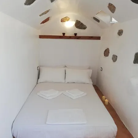 Yalos House Case de vacanță Pera Gyalos