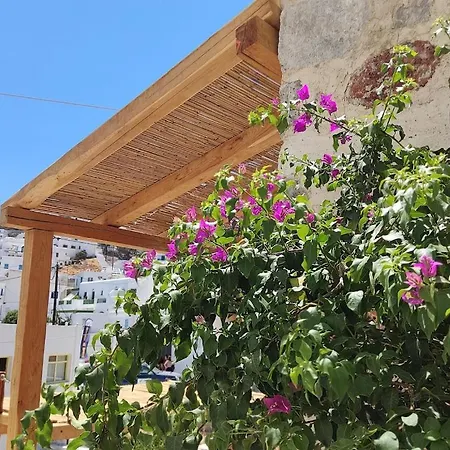 Yalos House Case de vacanță Pera Gyalos