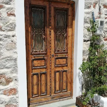 Yalos House Pera Gyalos