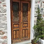 Yalos House Pera Gyalos